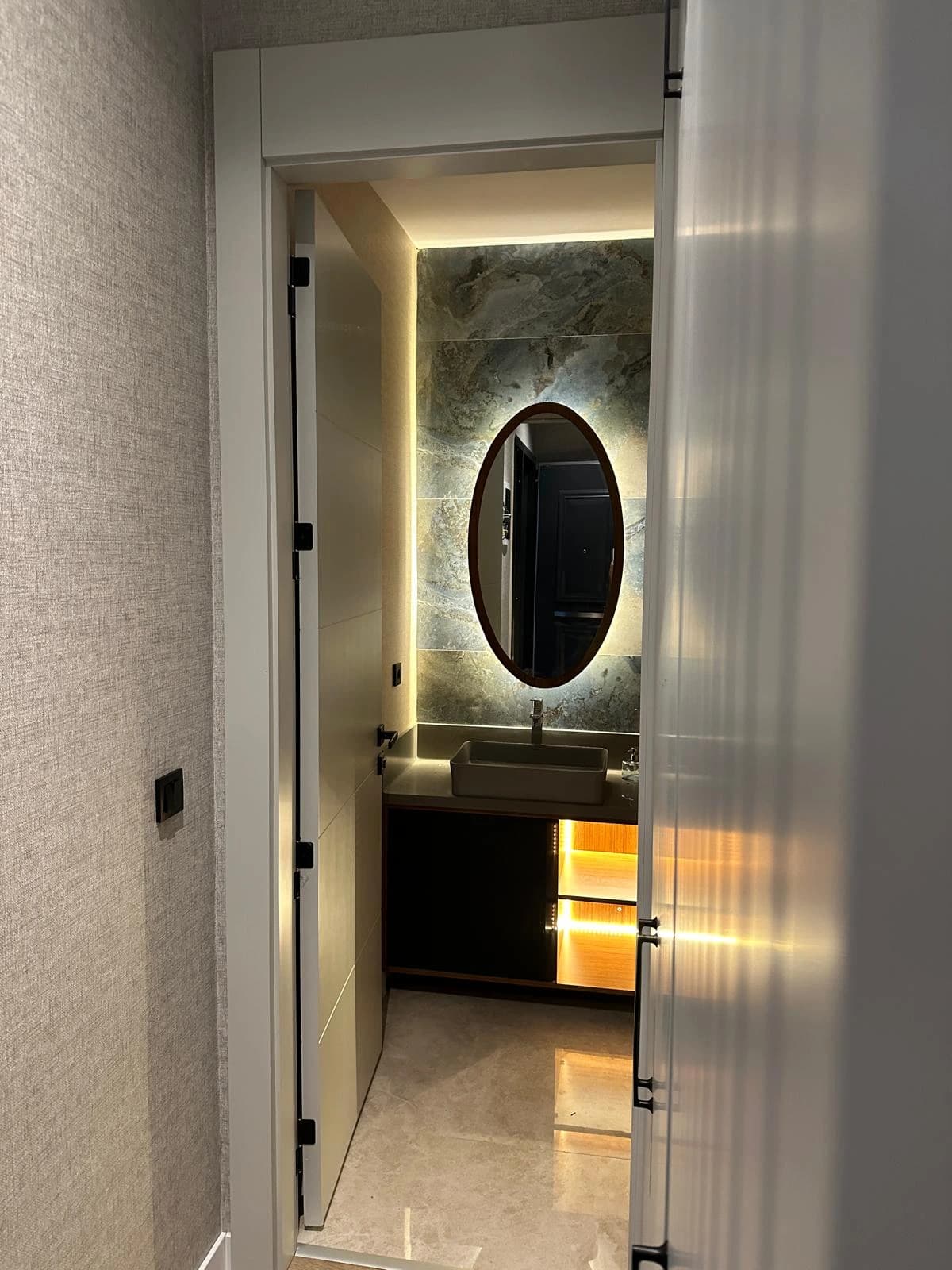 Banyo aynası ve gizli LED aydınlatma uygulaması