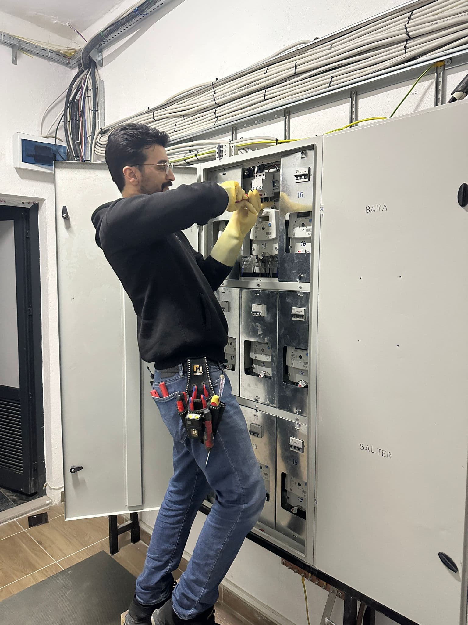 Seher Elektrik teknisyeninin elektrik panosu üzerinde çalışması